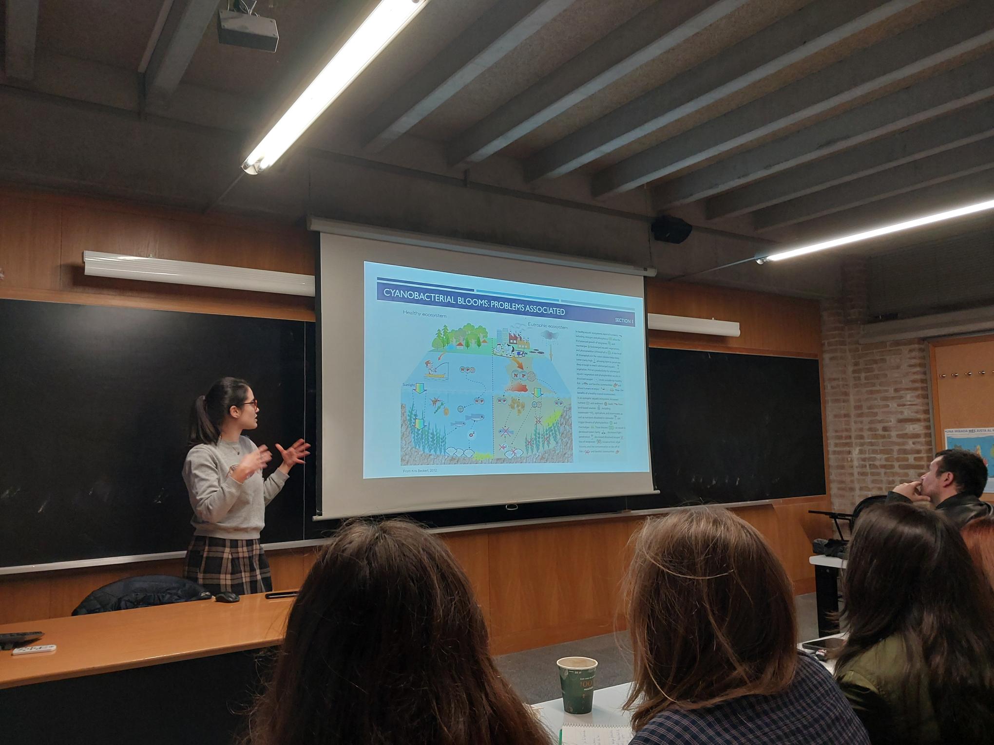 Carmen Espinosa impartint una sessió formativa a la Universitat de Girona